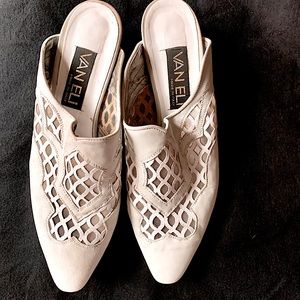 VNT Van Eli ecru mules  SZ 9.5N